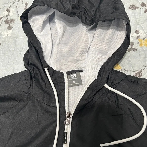 New Balance Men's Black and White Windbreaker - Picture 7 of 13